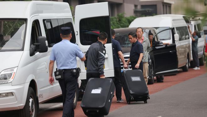 孔德昕：浓眉最后时刻竖起铜墙铁壁 湖人赢下德比决心不同往日